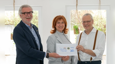 Mit einem symbolischem Spendenscheck überreichte der Lions-Club Neustadt/WN Lobkowitz 6000 € an „Das magische Projekt e.V. (Bild: Anja Winkler)
