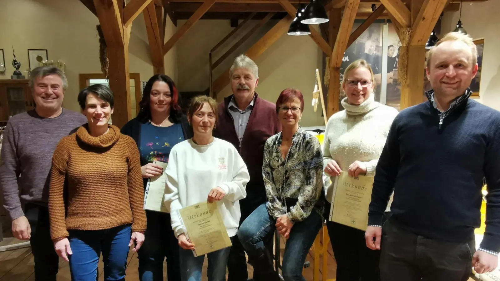 Bürgermeister Reiner Gäbl, stellvertretende Schulleiterin Alexandra Reber (v.l.), Verkehrswachtvorsitzender Hans Messer (5.v.l.), Polizeichef Dominik Plank (re) und Lotsenchefin Doris Wild (3.v.r.) verabschiedeten mit Präsenten und Urkunden die ehrenamtlichen Lotsinnen Eva-Maria Procher (2.v.r.), Tamara Gawel (4.v.l.) und Kerstin Schmid (3.v.l.). (Bild: Karl Ziegler)