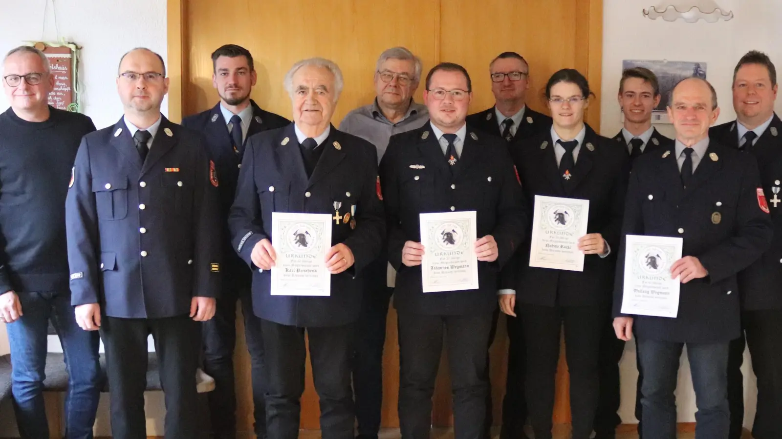 In der Jahreshauptversammlung ehrten die Verantwortlichen der Feuerwehr Trevesen langjährige Mitglieder.  (Bild: Feuerwehr Trevesen/exb)