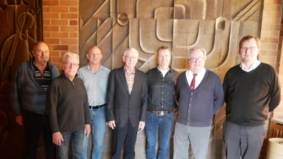 Im Bild von links Schriftführer Bernhard Panrucker, Kassier Helmut Manske, 2. Vorsitzender Werner Koch, Josef Reindl, Andreas Bergauer, Klaus Rösch und Chorleiter Andreas Sagstetter (Bild: Hermann Müller)