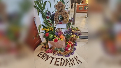 Die Früchte der Natur mit der Erntekrone und mit Kastanien war„Erntedank“zu lesen.  (Bild: Lea Steger)