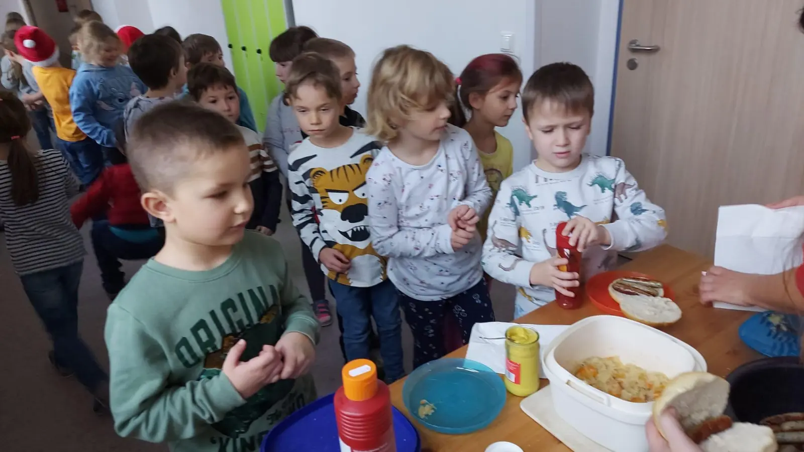 Die Kinder der Grundschule Kulmain freuen sich auf ihre Bratwurstsemmel mit Sauerkraut. (Bild: Christine Dötsch)