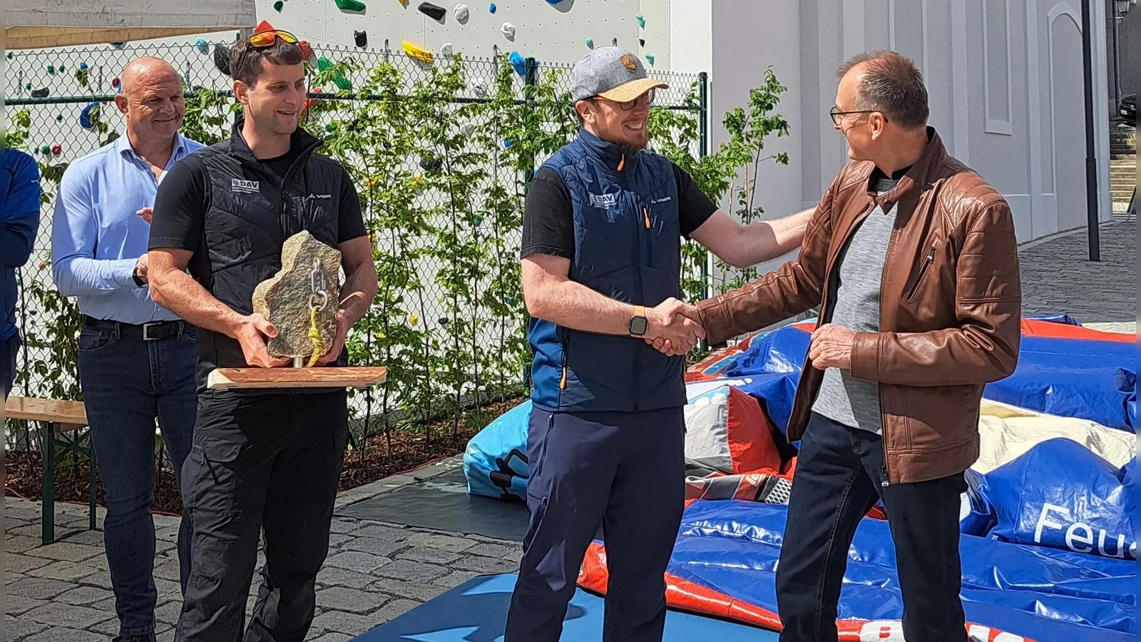 von rechts: Gottfried Haas (1. Vorsitzender Sektion Karlsbad), Karsten Friedrich und Julian Meier (Bild: Doris Reil)