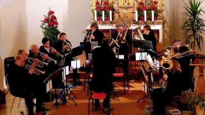 Der Posaunenchor Rosenberg-Poppenricht stimmte die Zuhörer mit weihnachtlichen Klängen auf das bevorstehende Fest ein.  (Bild: Ingrid Dehner )