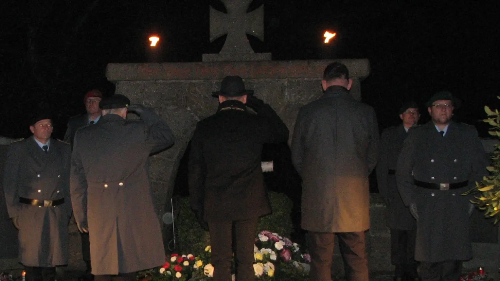 Zum Gedenken der gefallenen Soldaten aus den beiden Weltkriegen legten Erhard Neubauer von der KSRK, Bgm. Richard Kammerer und VdK-Vertreter Gerhard Hamm (von links) vor dem Kriegerdenkmal Kränze nieder. (Bild: Johann Kneißl)