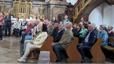 Kompetent, unterhaltsam und mit humorvollen Details versehen führte Altabt Gregor (links) die Teilnehmenden der Fahrt des Männervereins durch die barocke Klosterkirche in Rohr. <br> (Bild: Walter Elberskirch)