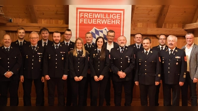 Beim Kameradschaftsabend der Feuerwehr Steiningloh-Urspring werden Mitgluieder geehrt (von links): Zweiter Vorsitzender Michael Schulze, Erster Vorsitzender Michael Pfab, Ludwig Fischer, Franz Giehrl, Quirin Stauber, Erster Kommandant Josef Giehrl, Kathrin Schmidl, Wolfgang Fischer, Marie Giehrl, Richard Honig jun., Erich Stauber, Gerald Silbermann, Kreisbrandinspektor Michael Iberer, Kreisbrandmeister Marco Weiß, Ehrenkreisbrandrat Fredi Weiß und Bürgermeister Hermann Falk. (Bild: u)