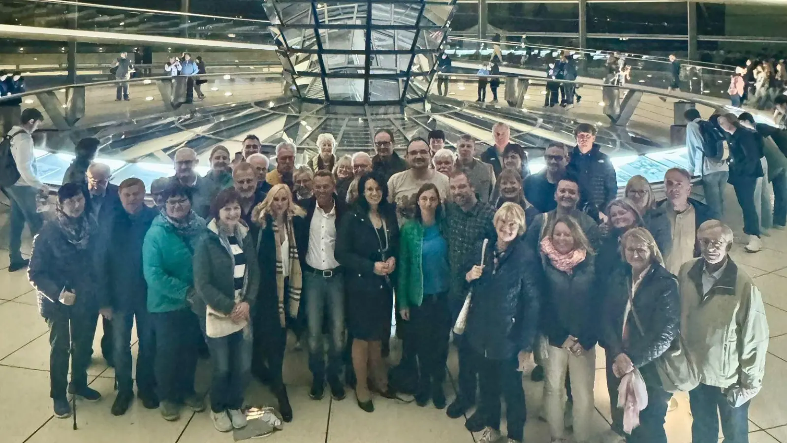 Gruppenbild in der Reichstagskuppel mit Martina Englhardt-Kopf, MdB (Bild: Ines Renner)