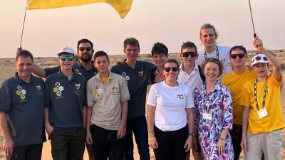 Ein gemeinsamer Abstecher mit dem österreichischen Jungimker-Team führte die Sulzbach-Rosenberger Vizeweltmeister in die Wüste am Rande von Dubai. (Bild: Matthias Bohmann)