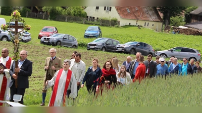 Eine kleine Prozession führte bei der Pfingstandacht von der katholischen zur evangelischen Kirche. (Bild: Herbert Mattes/exb)