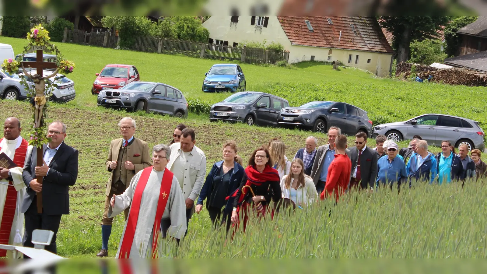 Eine kleine Prozession führte bei der Pfingstandacht von der katholischen zur evangelischen Kirche. (Bild: Herbert Mattes/exb)