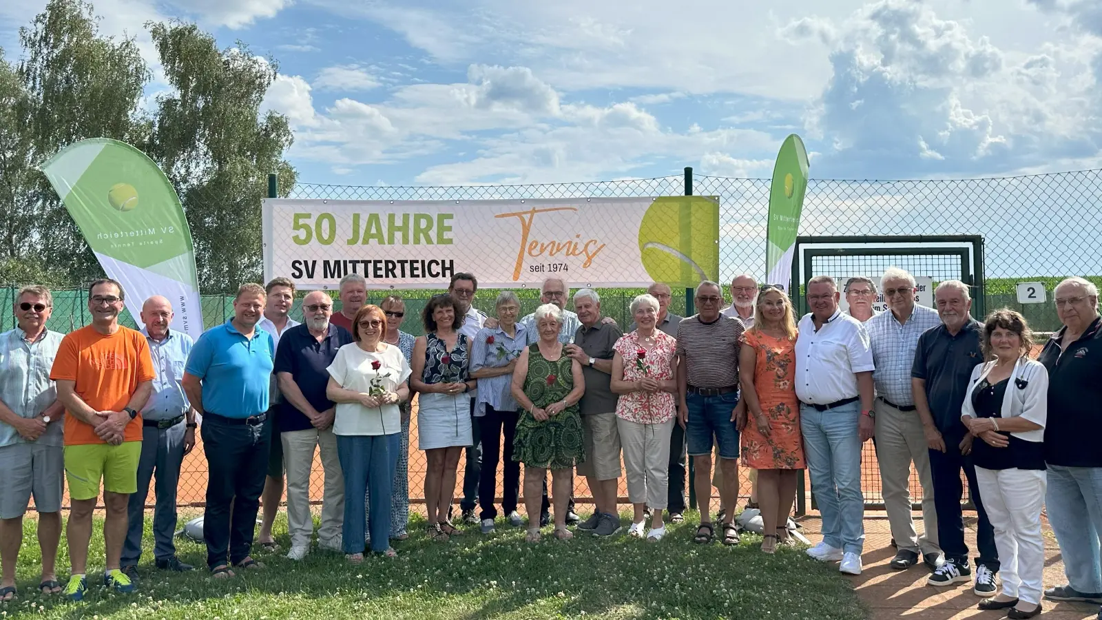 Ehrungen standen bei der Sparte Tennis des SV Mitterteich an. Im Bild (von links) Wolfgang Kolb, Spartenleiter Martin Werner, Stadtverbandsvorsitzender Peter Haibach, Bürgermeister Stefan Grillmeier, Hans-Peter Kern, Bernd Frank, Jürgen Schmied, Ursula Frank, Martina Schmied, Reinhilde Rübl, Anton Glaßl, Christine Etzold, Dagmar Ottlinger, Reinhard Etzold, Erich Ottlinger, Brigitte Wenisch, Walter Wenisch, Hans Rüth, Rainer Gottas, Regina Berr, Jochen Berr, Herbert Eckert, Dr. Helmut Brandl, Reinhard Männl, Lydia Hopp und Andreas Hopp. (Bild: SV Mitterteich/exb)