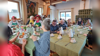 fröhliche Runde beim Faschingsfrühstück (Bild: Luzia Fromm)