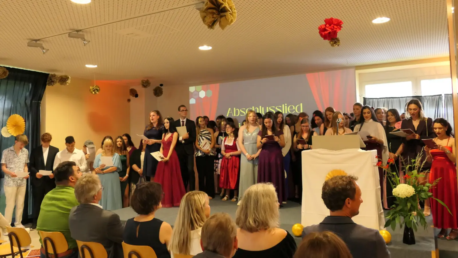 Nach den Schlussworten von Frau Hanft sangen die Abschlussschülerinnen und -schüler auf der Bühne das Abschiedslied „Ein Hoch auf uns“. (Bild: Pia Lippert)