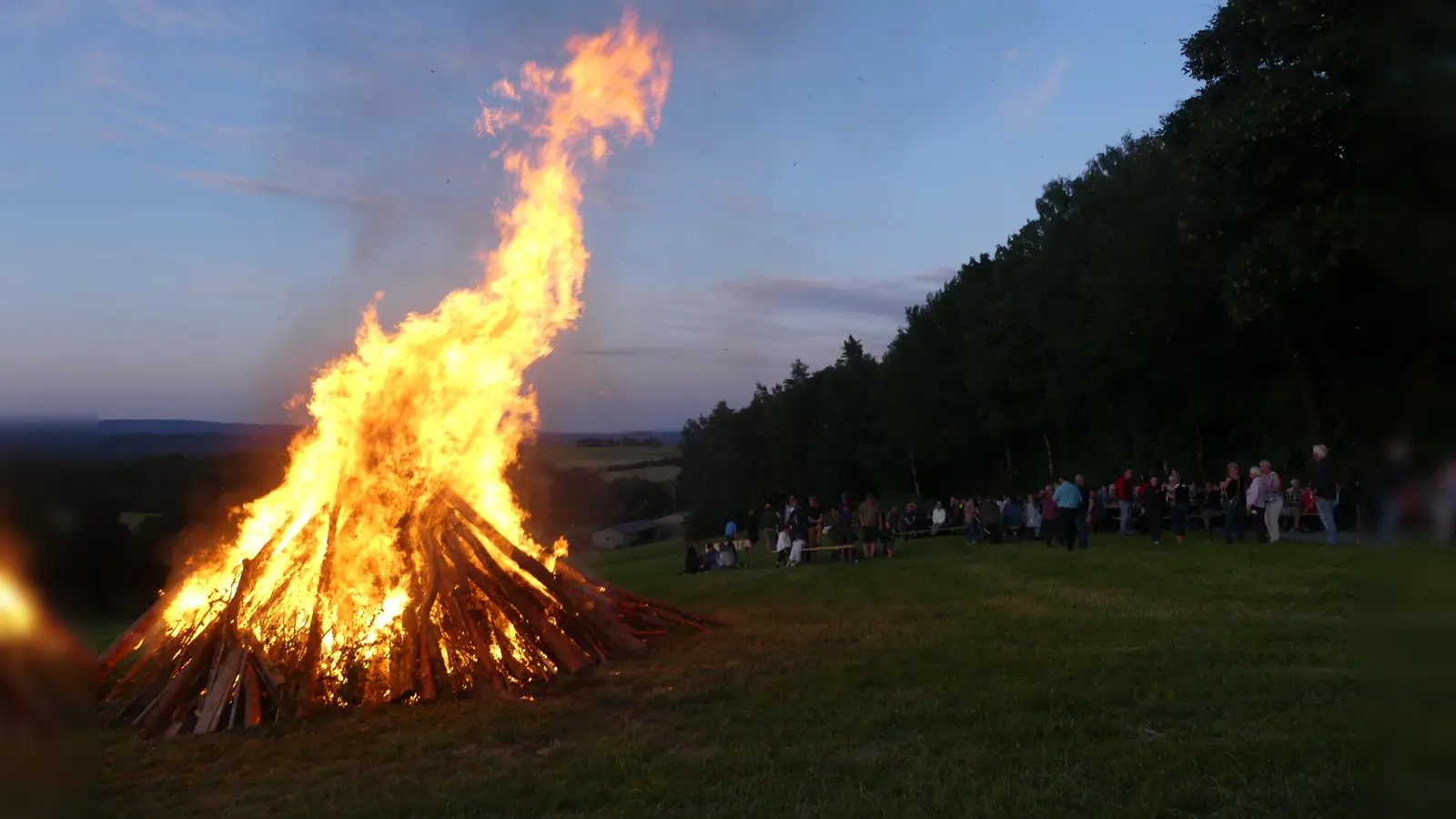 Weithin leuchtete das Johannisfeuer der Kolpingfamilie, für das die Stadt den Grund zur Verfügung gestellt hatte (Bild: rn)