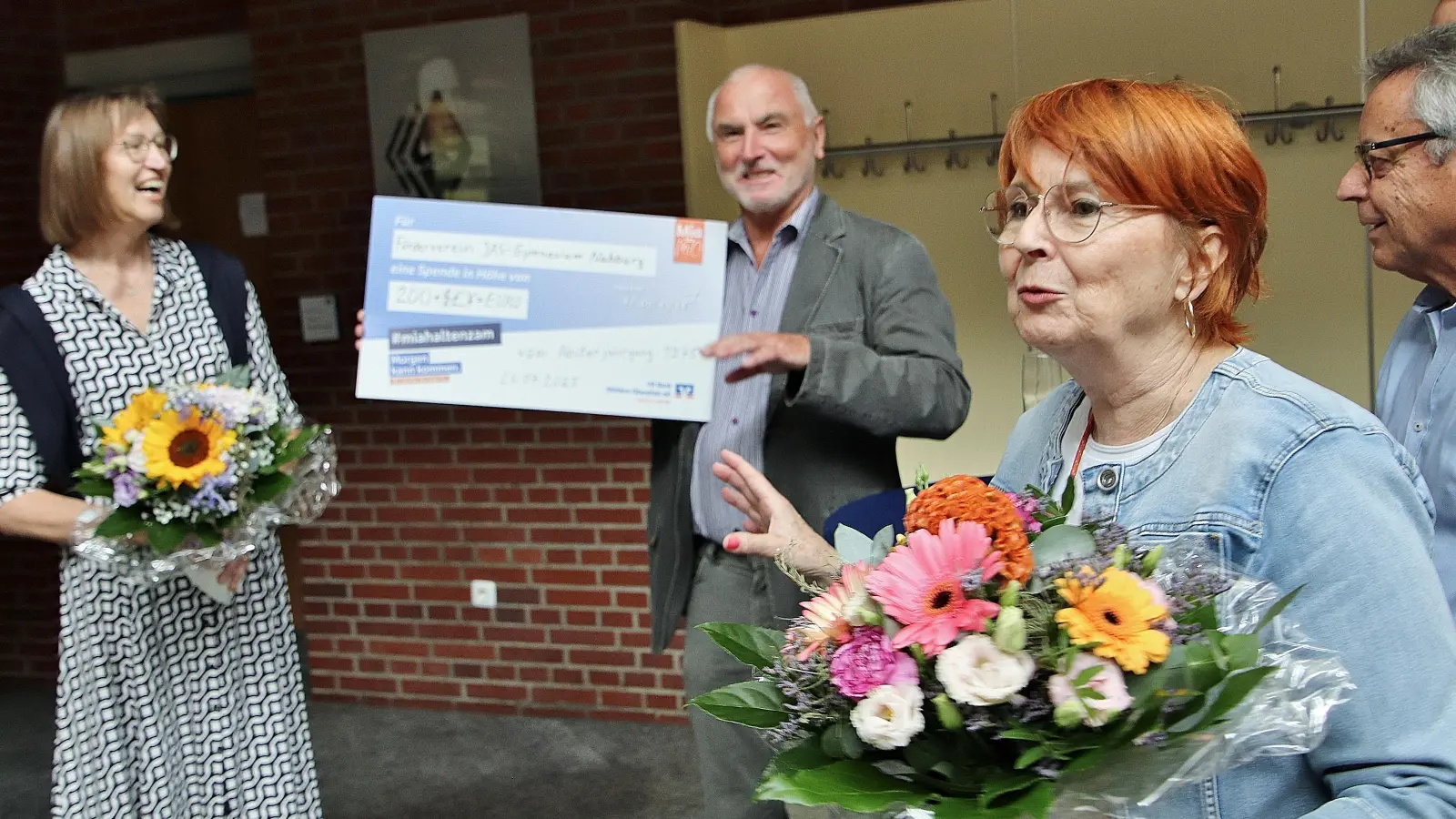 Ein besonderer Höhepunkt des Treffens am Nabburger Gymnasium war die symbolische Übergabe eines Spendenschecks.an den schulischen Förderverein. (Bild: Thomas Dobler)