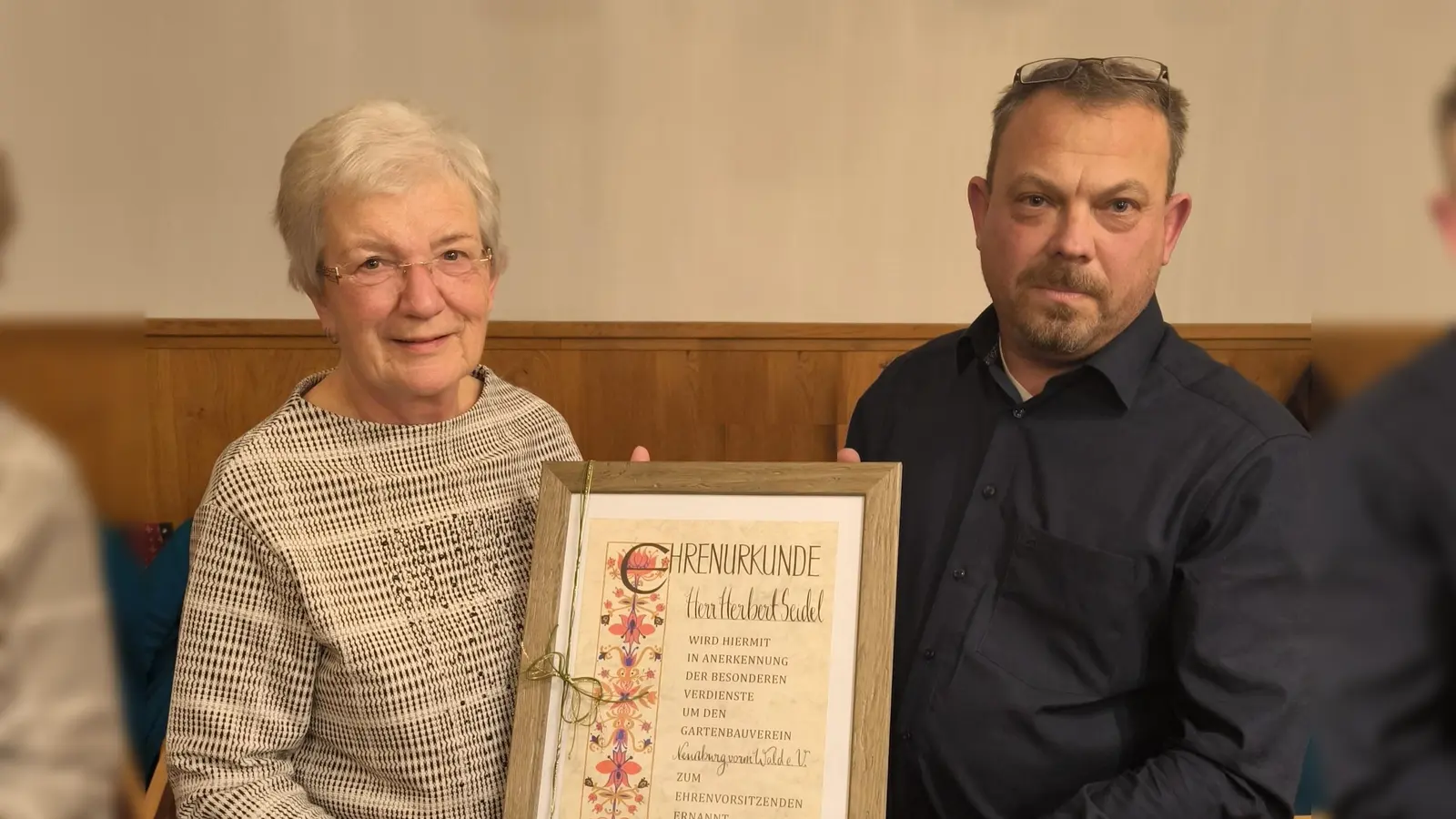 Vorsitzender Harald Klatzka (r.) übergab die Ernennungsurkunde für Herbert Seidel stellvertretend an dessen Frau Anneliese. (Bild: Simon Rosner)