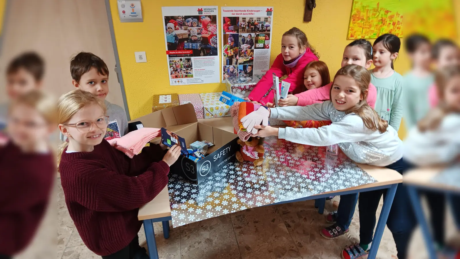 Die Päckchen für den Weihnachtskonvoi werden von den Kindern höchstpersönlich zusammengestellt.  (Bild: Grundschule Tännesberg/exb)