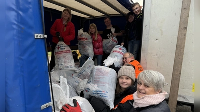 Fleißig wurden wieder die Kleiderspenden von den Rotkreuzlern am Kreinzel von den Sammlungsfahrzeugen auf den Container der Spedition verladen, bis dieser am Ende der Altkleidersammlung der Bereitschaft Erbendorf im BRK randvoll war. (Bild: Sven Lehner)