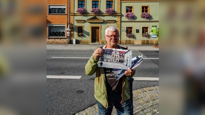 Auf der „Wanderung durch die Zeit” zeigte „Bebbo” Schuller anhand alter Fotos die Veränderungen in Schnaittenbach. (Bild: Regina Wolfohr )