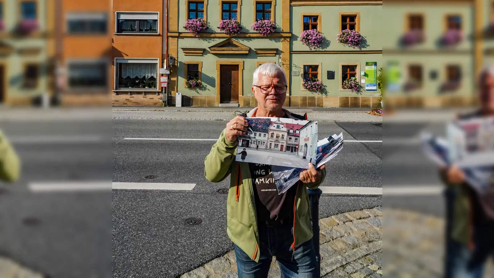 Auf der „Wanderung durch die Zeit” zeigte „Bebbo” Schuller anhand alter Fotos die Veränderungen in Schnaittenbach. (Bild: Regina Wolfohr )