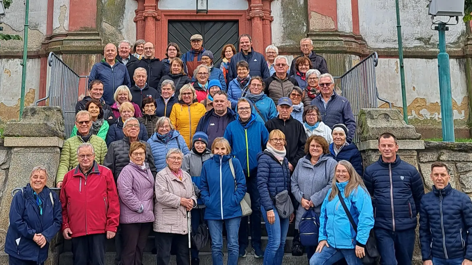 Gruppenbild vor der Nikolauskirche in Bor  (Bild: Wolfgang Dobler )