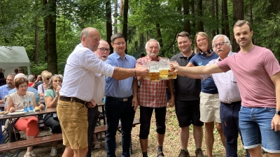 Die Vorstandschaft mit Gästen beim Bieranstich (Bild: Elke Geck-Neidl)