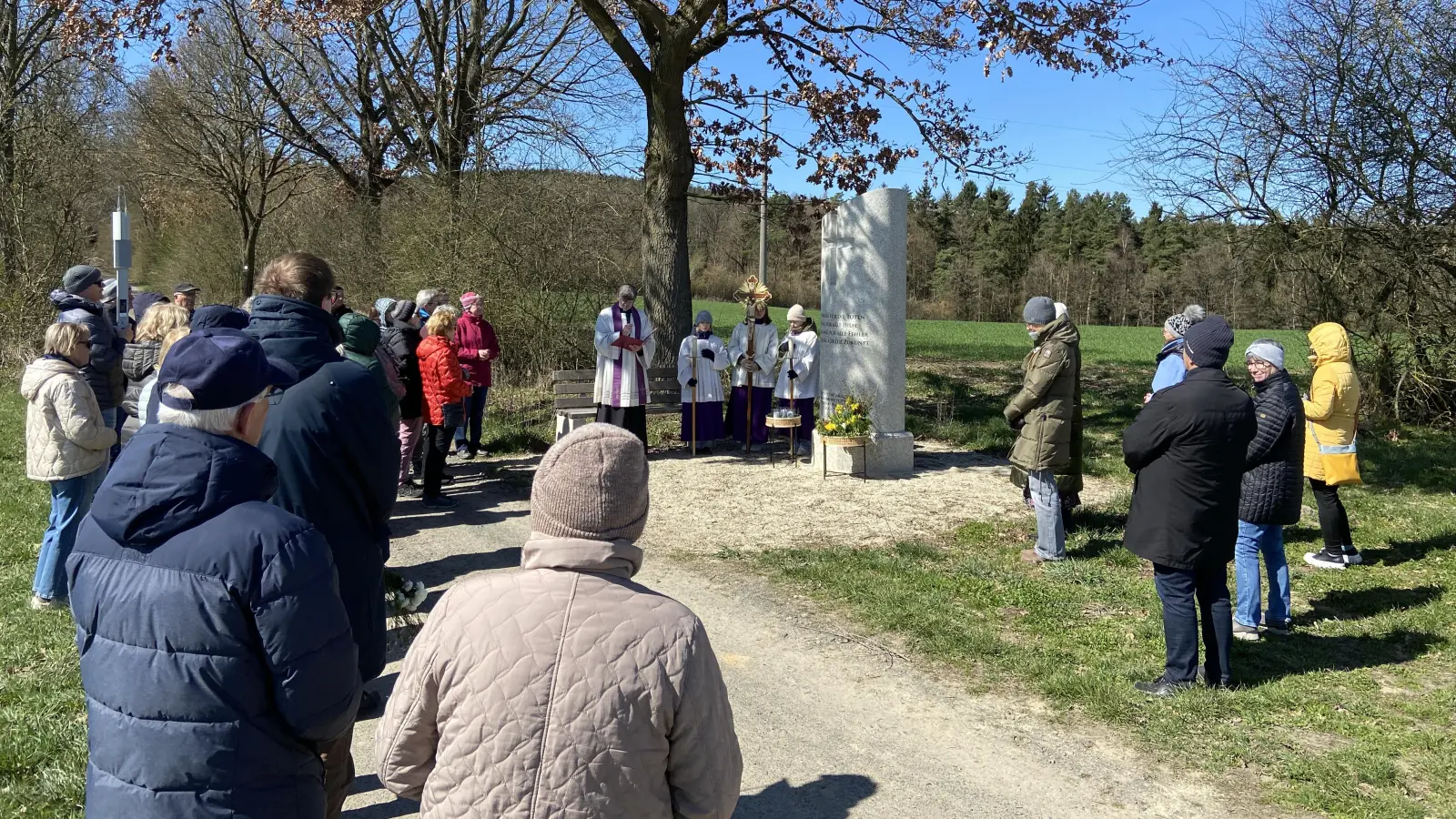 Andacht beim Corona-Marterl am Weg von der Kleintierzuchtanlage zum Wildgehege (Bild: Markus Scharnagl)
