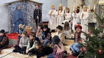 Schüler der Grundschule Flossenbürg führten mit spürbarer Begeisterung das Evangelium des Tages als Krippenspiel während der nachmittäglichen Christmette an Heilig Abend auf.  (Bild: Kerstin Wallmeyer)