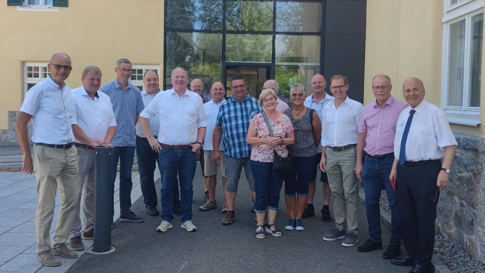 Die Gäste aus Konnersreuth zu Besuch in Andorf. Erster von rechts Pater Max Hofinger, Zweiter von rechts Max Bindl (1.Bürgermeister Markt Konnersreuth), Dritter von rechts Karl Buchinger (1. Bürgermeister Markt Andorf), Vierter von links Stefan Siller (2.Bürgermeister Markt Konnersreuth). <br> (Bild: Simona Schönauer)