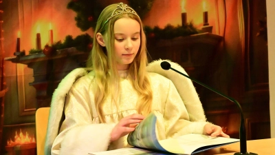 Christkind „Ivy Großer” bei der AWO Weihnachtsfeier (Bild: Michael Welnhofer)