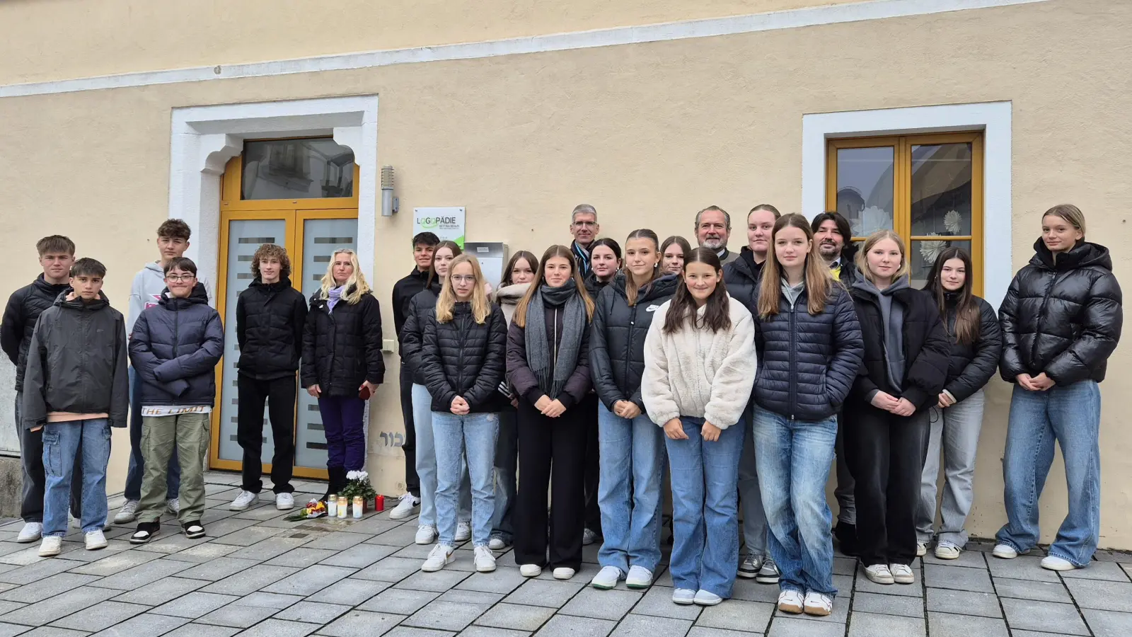 Nabburger Realschüler besuchen Stolpersteine (Bild: Katrin Held)