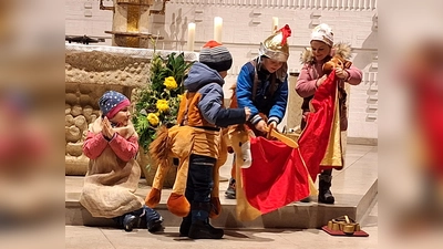 In der Andacht spielen Kinder die Szene nach, in der Martin seinen Mantel teilt und einem frierenden Bettler schenkt. (Bild: lep)