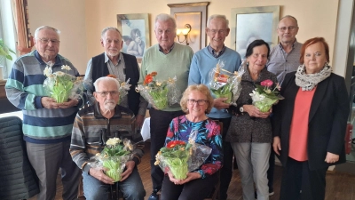 1. Vorsitzende Anni Girbert (stehend re.) und ihre Stellvertreterin Emilie Stief (daneben stehend) gratulieren mit Seniorenbeirat Erich Bäumler (stehend 2.v.li.) den Jubilaren Andreas Weber (li.stehend), Richard Fruth, Andreas Blödt und Werner Apfelbacher (stehend hinten) sowie Ludwig und Gabriele Rösl ( vorne sitzend) für langjährige Mitgliedschaft.  (Bild: Heiner Lederer)