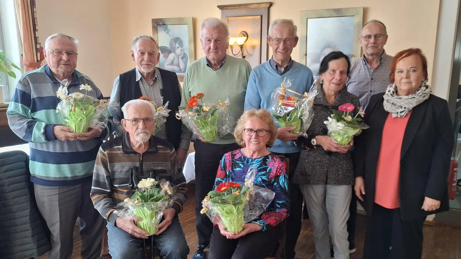 1. Vorsitzende Anni Girbert (stehend re.) und ihre Stellvertreterin Emilie Stief (daneben stehend) gratulieren mit Seniorenbeirat Erich Bäumler (stehend 2.v.li.) den Jubilaren Andreas Weber (li.stehend), Richard Fruth, Andreas Blödt und Werner Apfelbacher (stehend hinten) sowie Ludwig und Gabriele Rösl ( vorne sitzend) für langjährige Mitgliedschaft.  (Bild: Heiner Lederer)