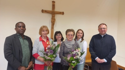 Auf dem Bild von links: Kaplan Dr Linus, Irmgard Greger, Margit Hopperdietzel, Claudia Porst, Christine König, Pfarrer Markus Bruckner.  (Bild: Ulrike Ferber.)