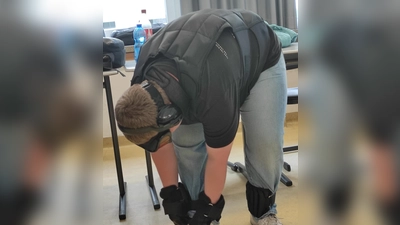 Schüler beim Versuch sich die Schuhe zu binden (Bild: Ulrike Kraus)