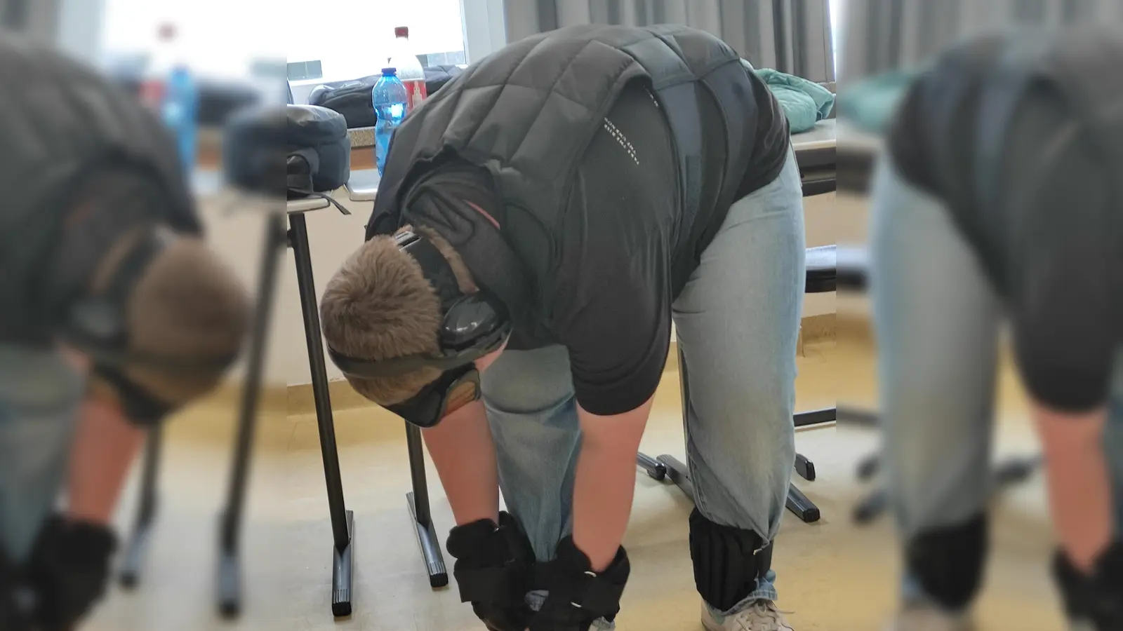 Schüler beim Versuch sich die Schuhe zu binden (Bild: Ulrike Kraus)