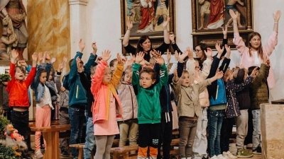 Vorschulkinder beim Vater unser (Bild: Maike Beimler)
