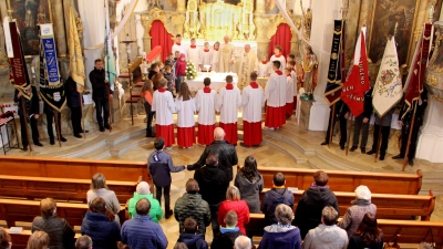 Beim Gottesdienst zum Patroziniumsfest lud Pfarrer Herbert Rösl die Kinder ein, sich beim „Vater unser“ mit den Ministranten um den Altar zu versammeln und die Erwachsenen, den Mittelgang aufzufüllen, um so – symbolisch gesehen – das Trennende zu überwinden. (Bild: Josef Böhm)