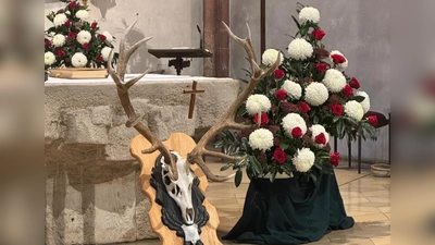 Feierlich geschmückt war die Pfarrkirche in Nabburg anlässlich der Hubertustagsfeier. (Bild: Martina Heigl)