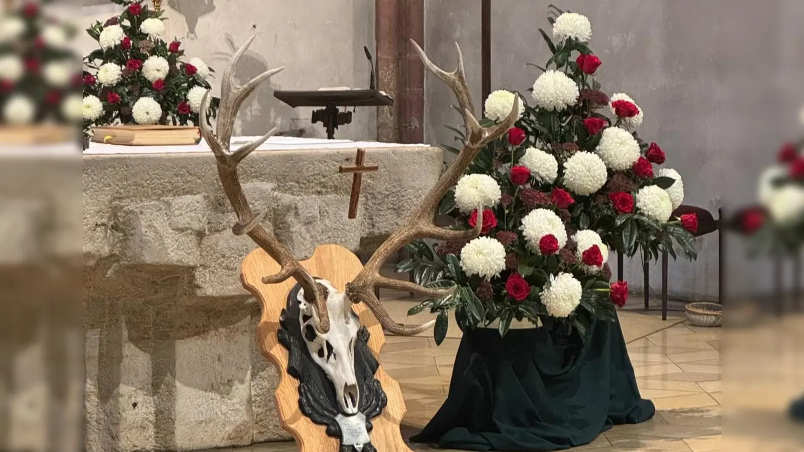 Feierlich geschmückt war die Pfarrkirche in Nabburg anlässlich der Hubertustagsfeier. (Bild: Martina Heigl)