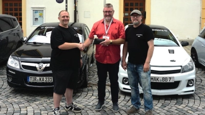 Übergabe der Spenden von Andreas Gühl (l.i.B) und Andreas Hammerl (r.i.B.) an Klaus Schuster (m.i.B) (Bild: Andreas Hammerl)