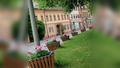 Die Blumenkästen verschönern das Ortsbild. (Bild: Anita Hartmann)