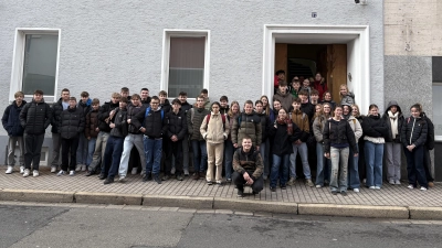 Die Klassen 9a und 9b vor der Synagoge von Weiden. (Bild: Katrin Pretzl)