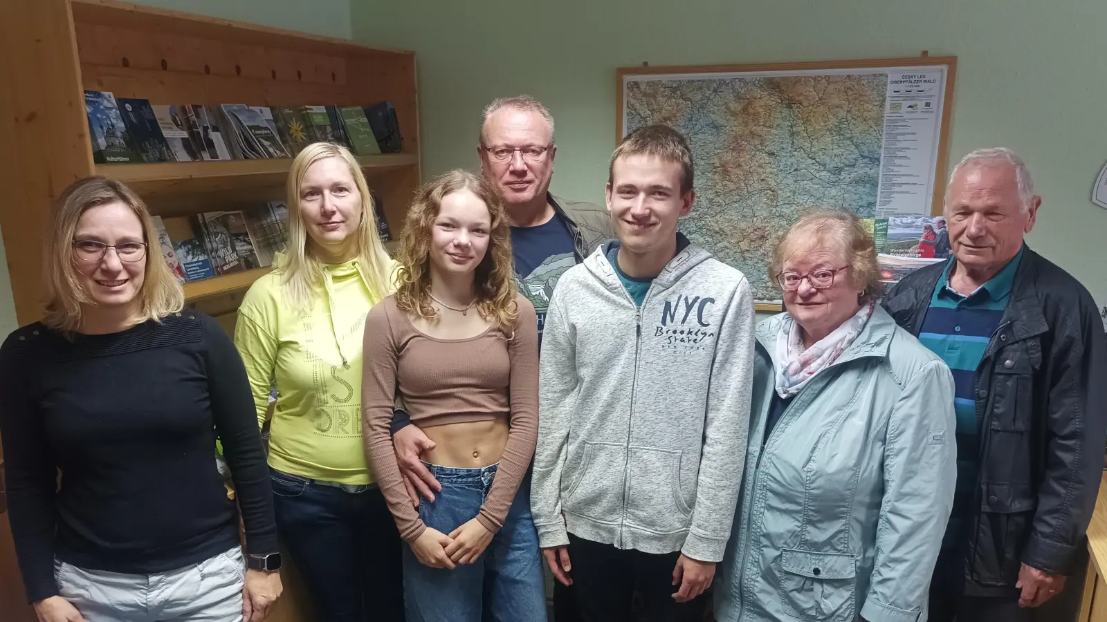 V.r. Gastgeber Gerhard und Anneliese Dostler, Erik, Karsten, Greta und Jana Friedrich, Melanie Höfer. (Bild: Melanie Höfer)