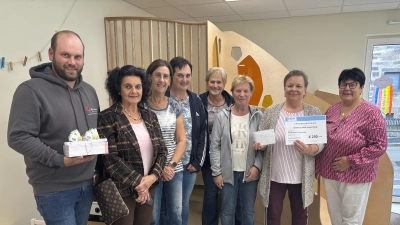 Groß war die Freude bei der Kindergartenleiterin Christine Schwepesch (2.v.r) als Maximilian Üblacker (1.v.l.), CSU Vorsitzende Christina Rosner (1.v.r.), FU Vorsitzende Annemarie Sladky (3.v.r.) die Spende von insgesamt 1000 € für die Spielburg für die Kinderkrippe im Kindergarten Flossenbürg überreichten. (Bild: Christina Rosner)