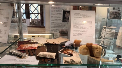Als Beitrag zum 80. Jahrestag des Kriegsendes erinnert das Kemnather Museum an die von sudetendeutschen Vertriebenen aus der nordböhmischen Handschuhmacherei-”Metropole” Abertham gegründete Lederwarenmanufaktur Richter. (Bild: Bernhard Piegsa)