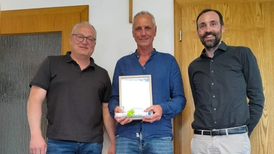 Bürgermeister Armin Bulenda und der geschäftsleitende Beamte Andreas Hofmeister gratulierten Schwimmmeister Karl Ulrich zum 40jährigen Dienstjubiläum und überreichten eine Ehrenurkunde und ein Geschenk (Bild: Armin Bulenda)