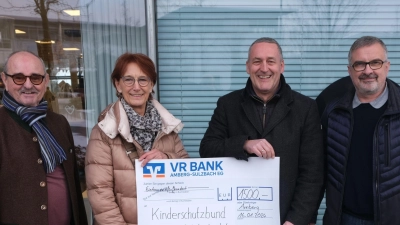 Über 1.500 Euro vom Lions-Club Amberg-Sulzbach freute sich die Vorsitzende des örtlichen Kinderschutzbunds (KSB), Brigitte Breitfelder (Zweite von links). Den Lions-Spendenscheck übergaben (von links) Hans Fürnkäs, Matthias Hahn und Michael Hemrich. <br> (Bild: usc)